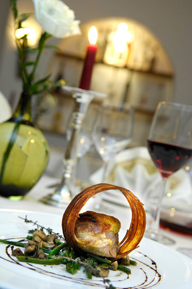 Teller mit Fleischgericht in einem Restaurant, Südtirol, Italien, Europa