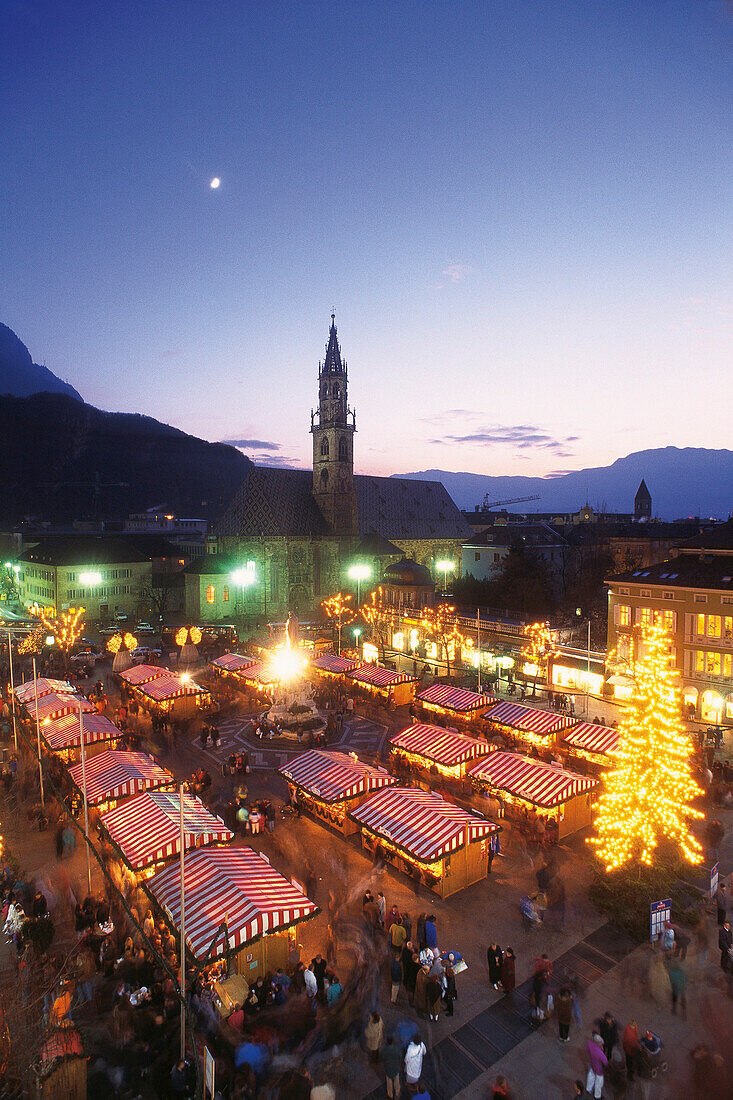 Weihnachtsmarkt, Christkindlmarkt, Waltherplatz im Abendlicht, Bozener Dom im Hintergrund, Bozen, Südtirol, Italien