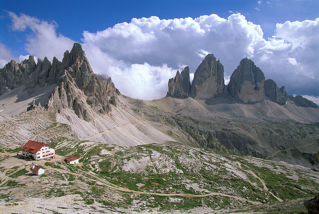 Berghütte, Schutzhütte, Paternkofel und Drei Zinnen im Hintergrund, Sextner Dolomiten, Dolomiten, Südtirol, Italien