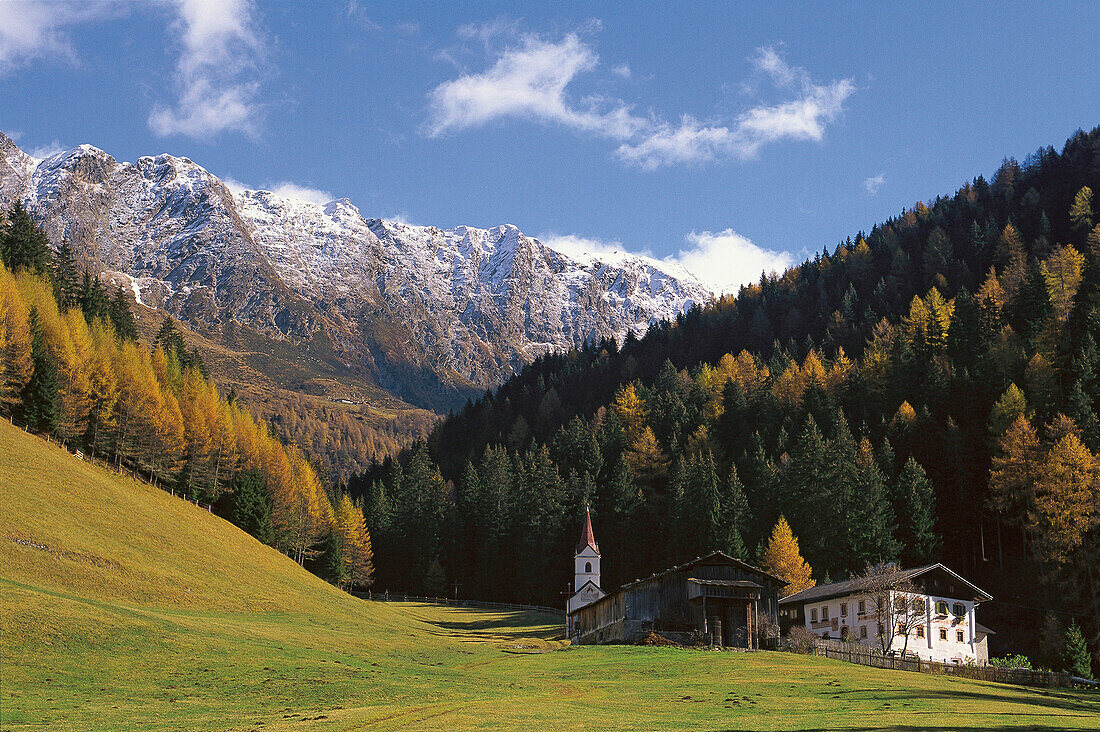 Bauernhaus und Kirche, Grubenhof, St. Johann, Passeiertal, Südtirol, Italien