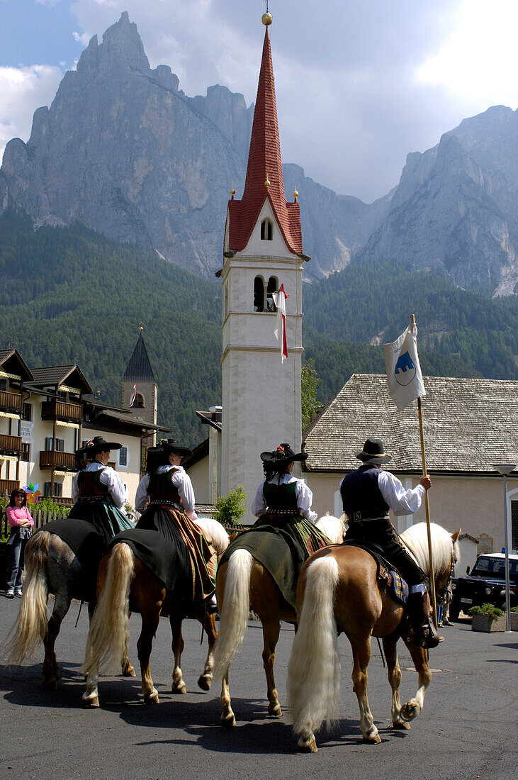 Umzug durch die Stadt, Turnierspiele, Oswald von Wolkenstein Ritt, Veranstaltung 2005, Seis am Schlern, Südtirol, Italien