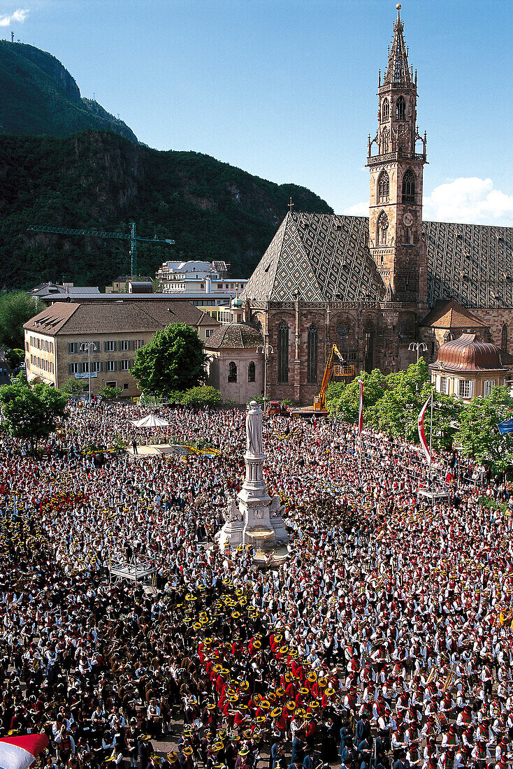 Bozener Dom und Waltherplatz mit Denkmal, Musikkapellen, Bozen, Südtirol, Italien