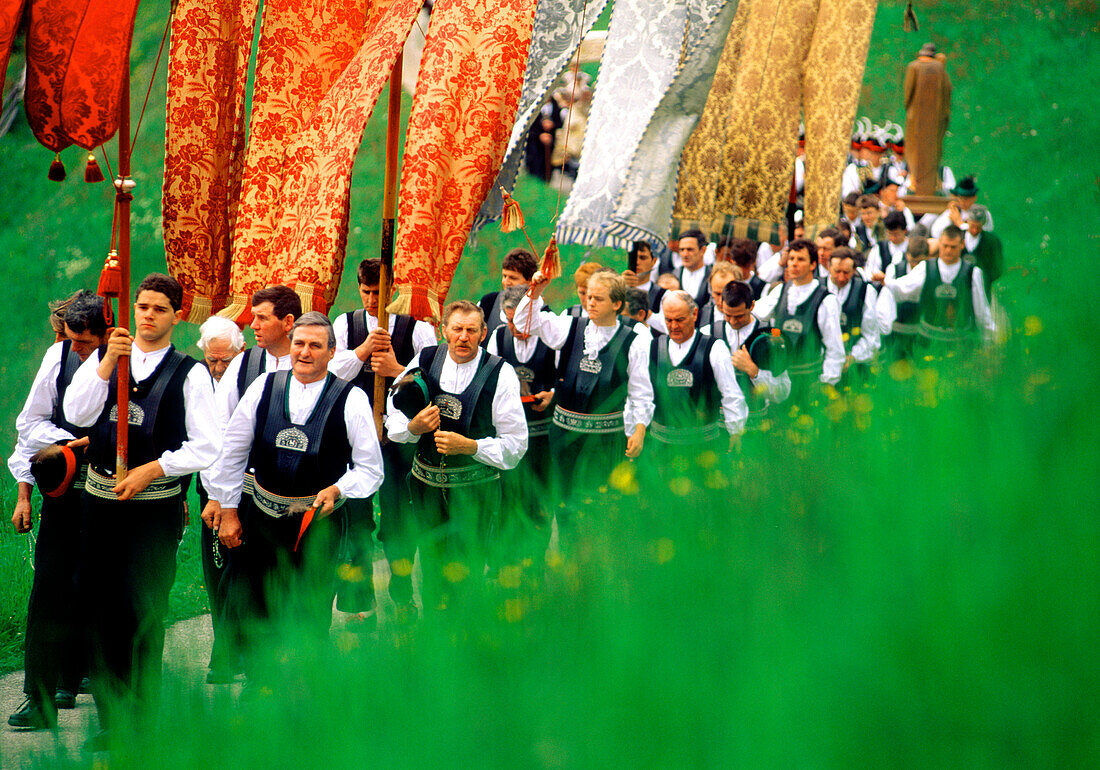 Prozession durch Sarntal, Männer in Sarntaler Tracht mit Fahnen, Durnholz, Südtirol, Italien