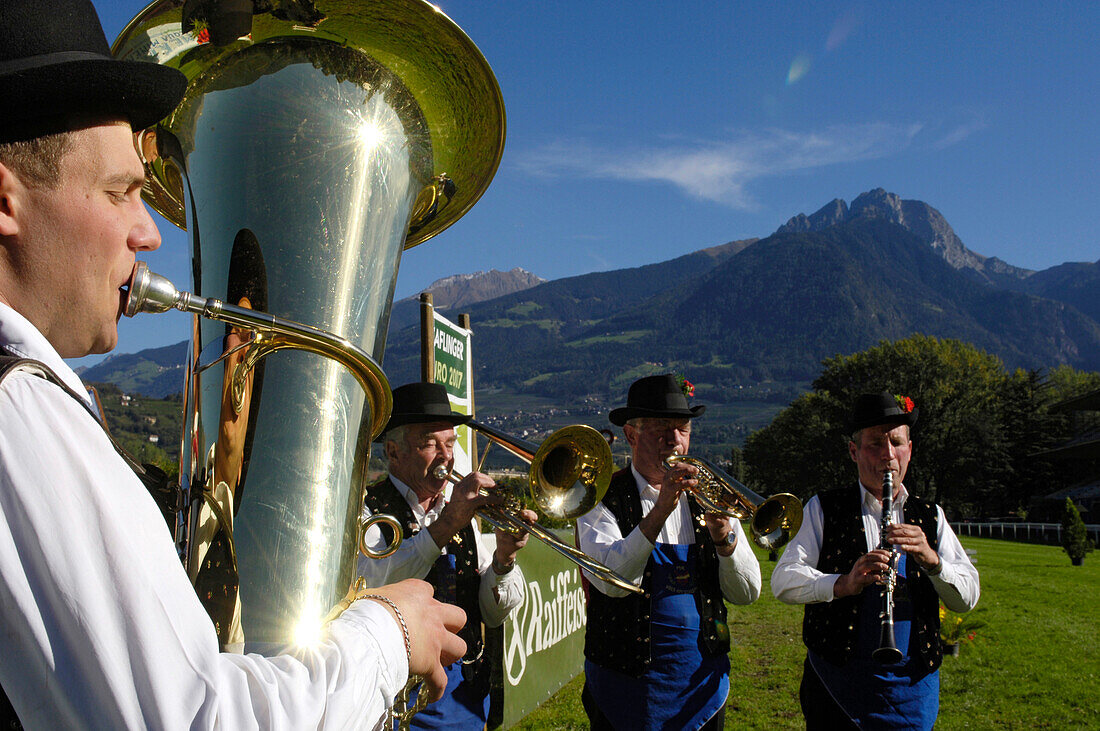Musikanten mit Blasinstrumenten, Völser Tracht, Völs am Schlern, Bozen, Südtirol, Italien