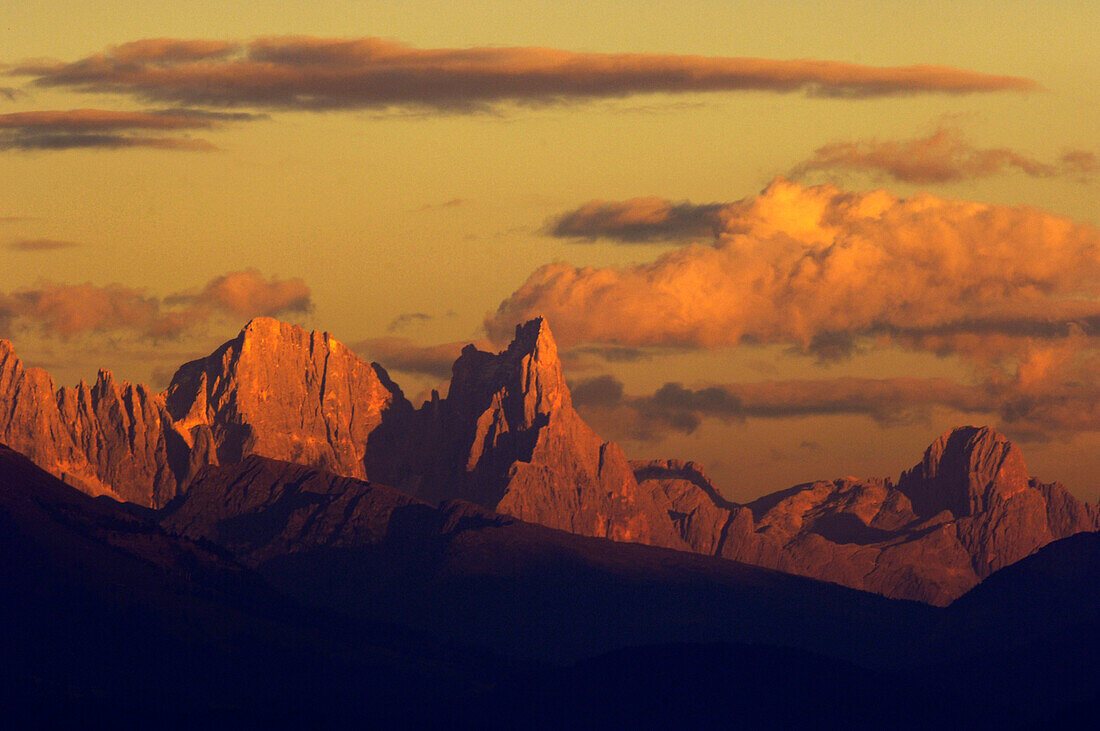 Berglandschaft bei Sonnenuntergang, Palagruppe, Dolomiten, Provinz Trient, Südtirol, Italien