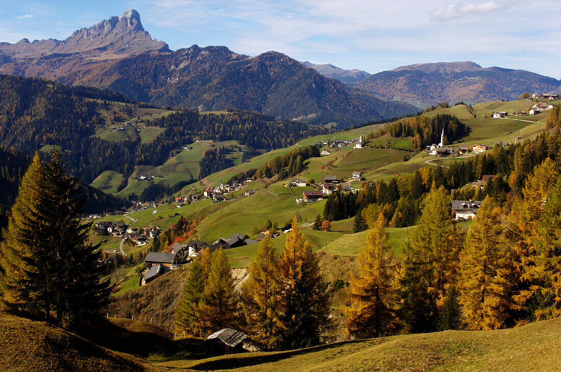Bergdorf mit Berglandschaft, Peitlerkofel im Hintergrund, Wengen, Abteital, Ladinische Täler, Südtirol, Italien