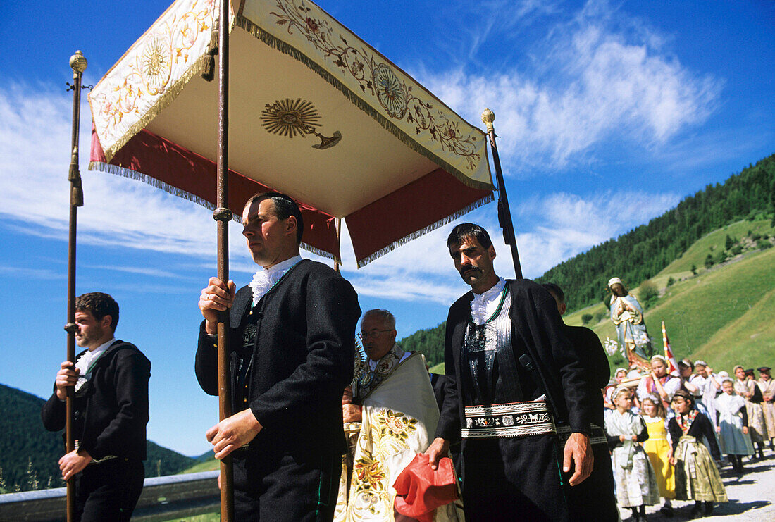Prozession durch Sarntal, Sarntaler Tracht, Südtirol, Italien