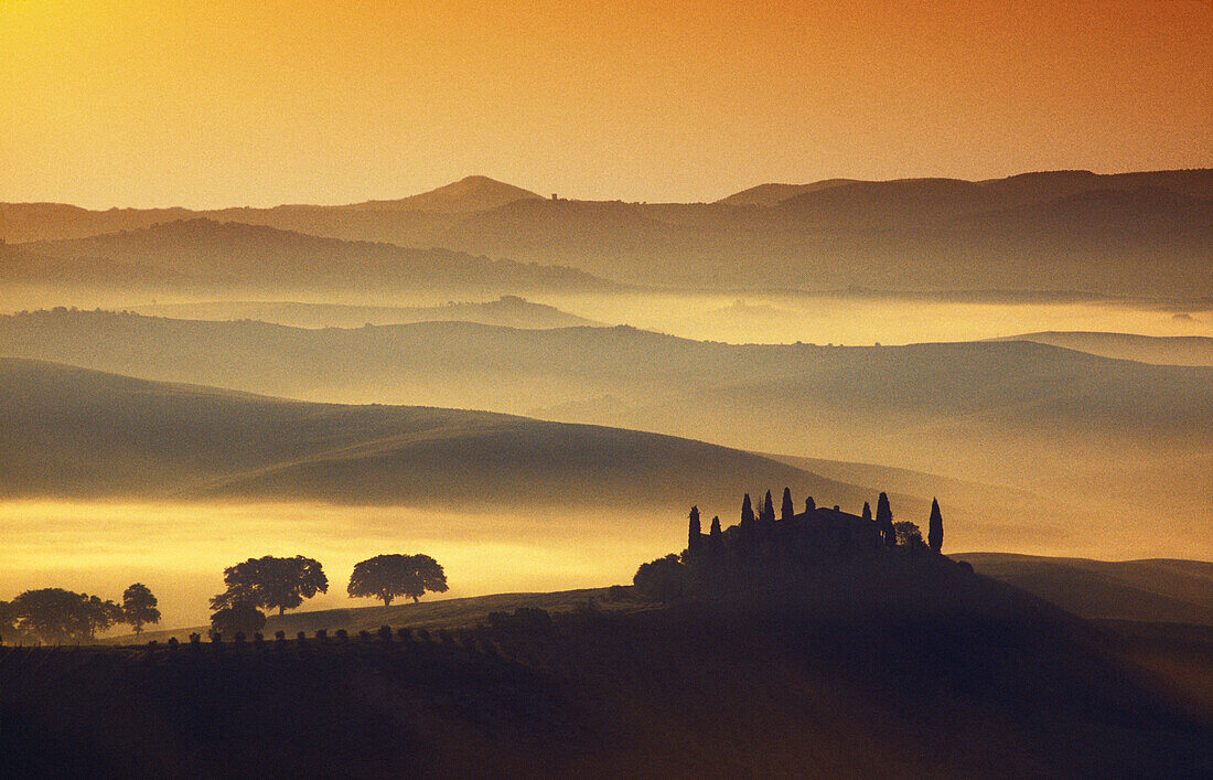 Landhaus auf einem Hügel im Morgennebel, Val d'Orcia, Toskana, Italien, Europa