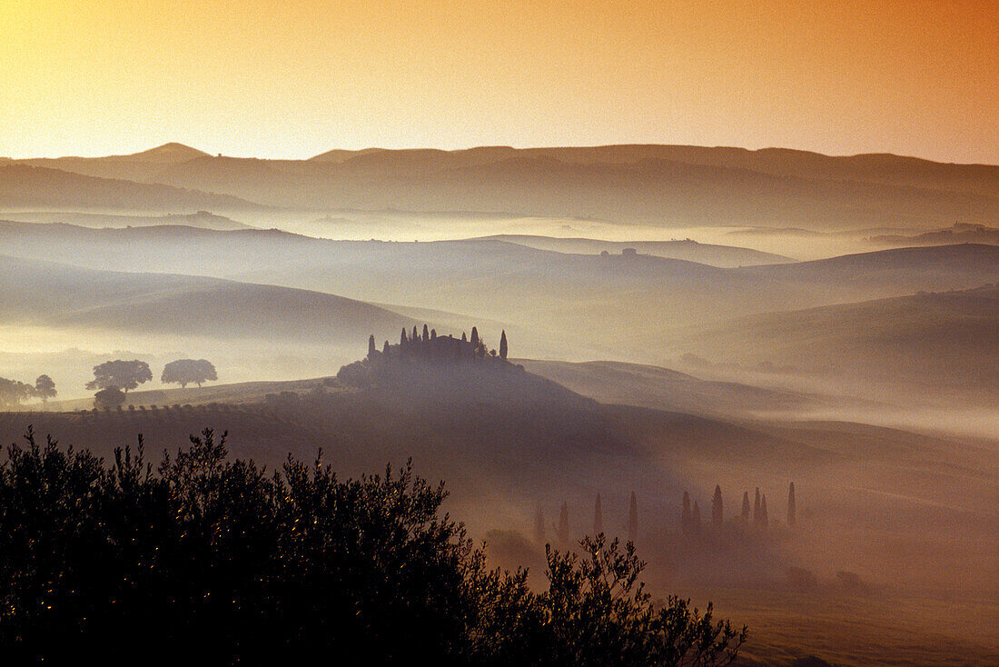 Landhaus auf einem Hügel im Morgennebel, Val d'Orcia, Toskana, Italien, Europa