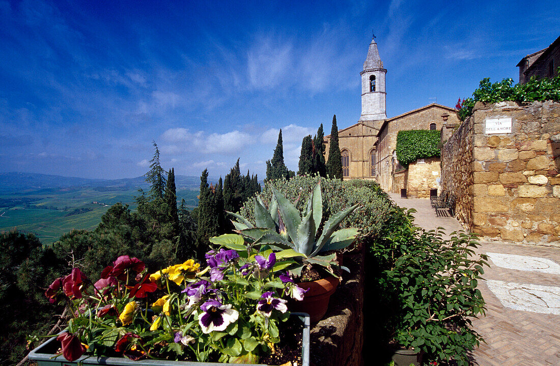 Blick auf eine Kirche im Sonnenlicht, Via dell'Amore, Pienza, Val d'Orcia, Toskana, Italien, Europa