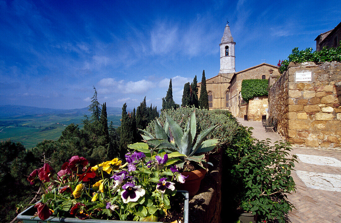 View at a church in the sunlight, Via dell´Amore, Pienza, Val d´Orcia, Tuscany, Italy, Europe