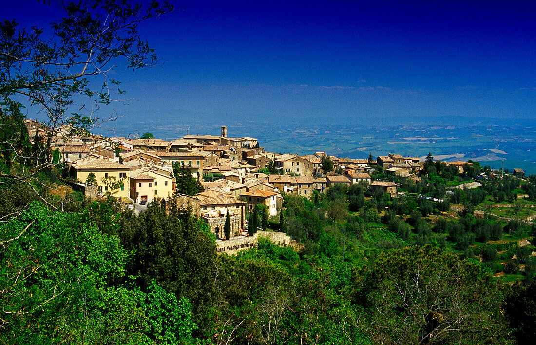 Weindorf Montalcino unter blauem Himmel, Toskana, Italien, Europa