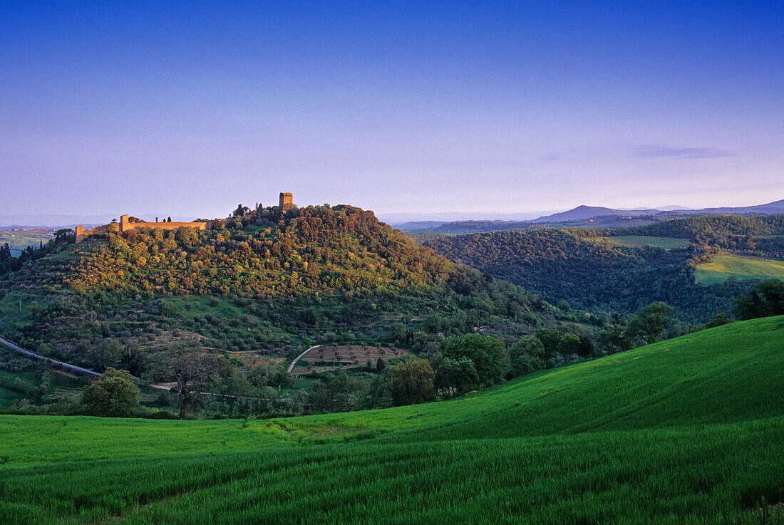 Hügellandschaft mit Burg, Toskana, Italien, Europa