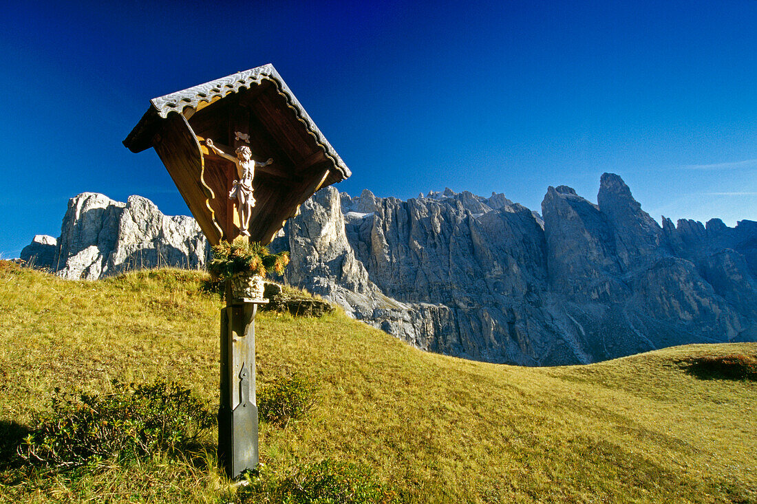 Wayside cross, Passo di Gardena, Gruppo di Sella, Dolomite Alps, South Tyrol, Italy