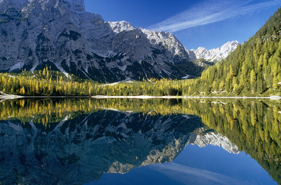 Pragser Wildsee und Spiegelung, Dolomiten, Südtirol, Italien