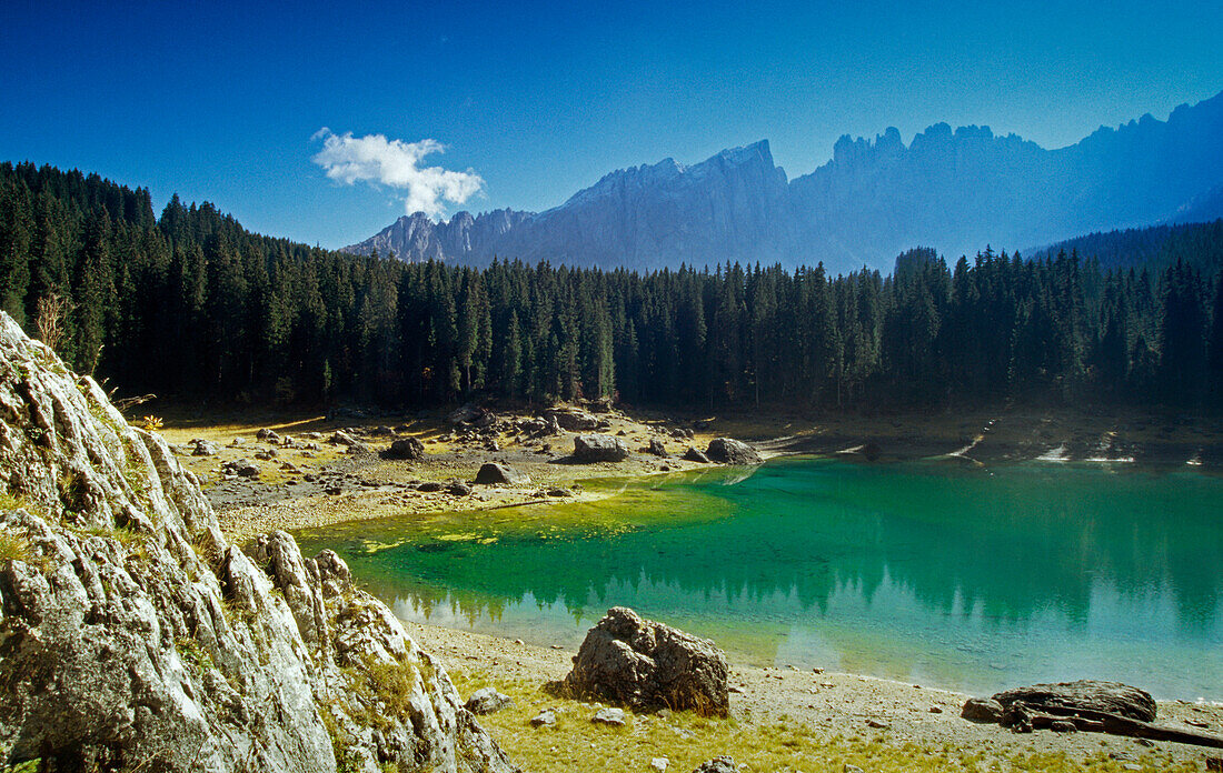 Karer See, Blick zur Latemar Gruppe, Dolomiten, Südtirol, Italien