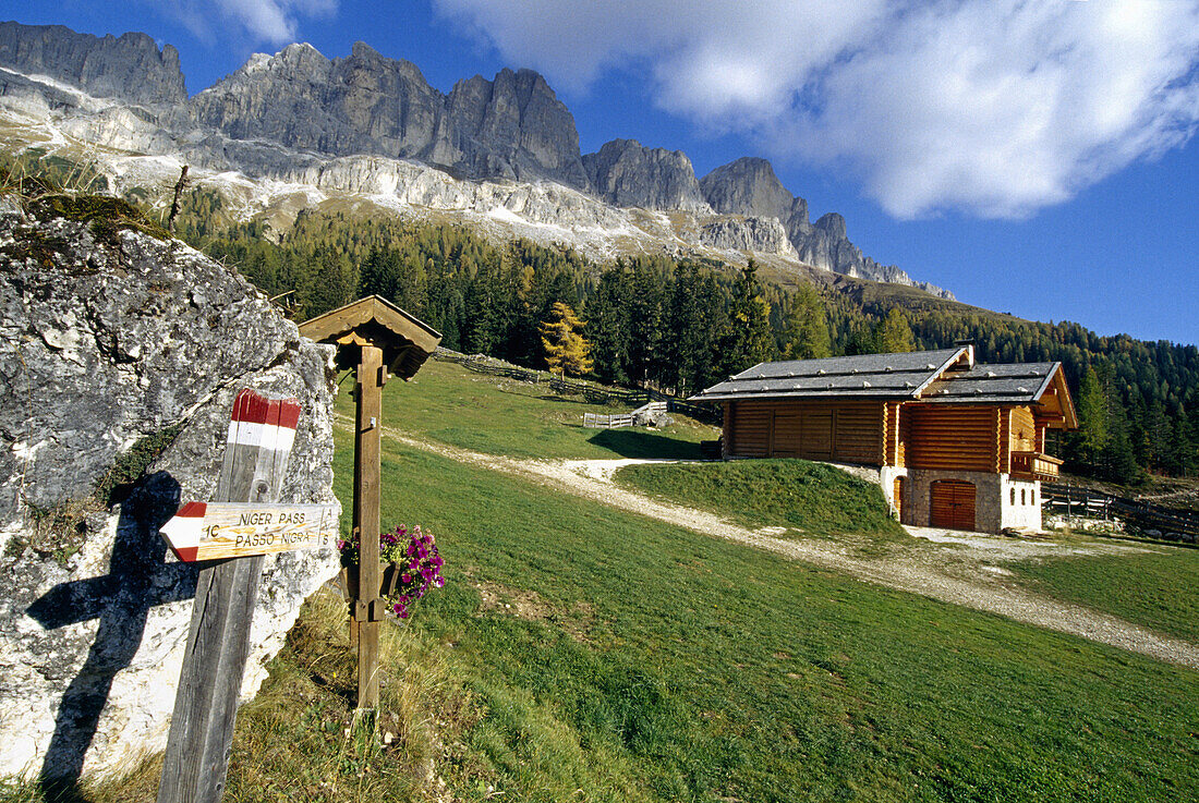 Almhütte am Rosengarten, Dolomiten, Südtirol, Italien