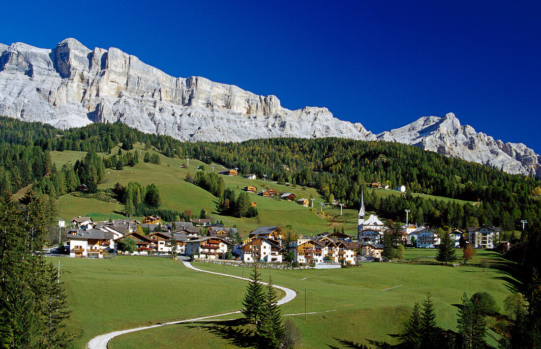 St. Leonhard, Gadertal, Blick zum Kreuzkofel, Dolomiten, Südtirol, Italien