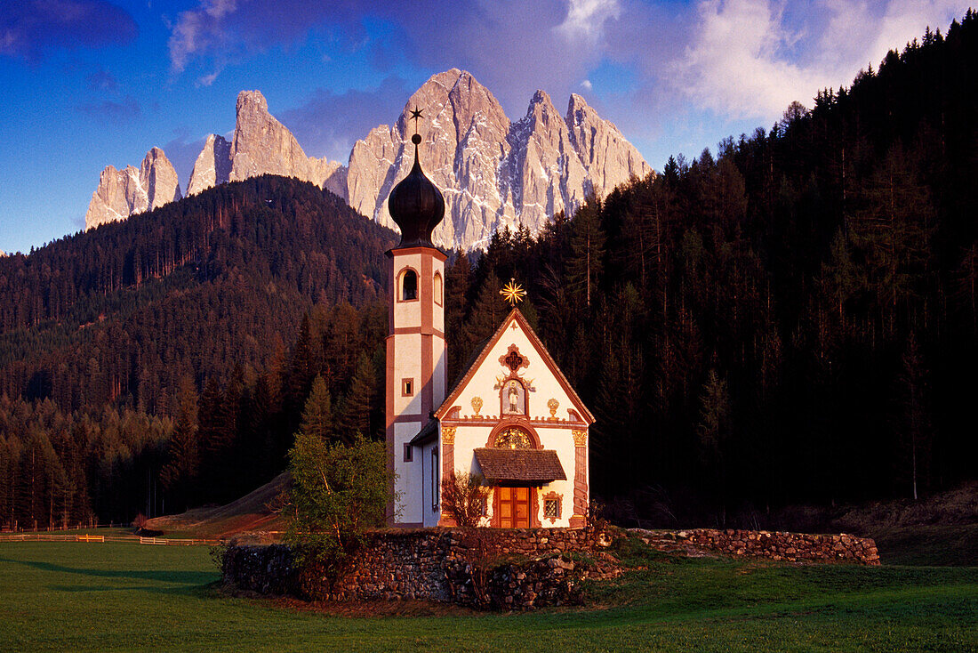 St. Johan in Ranui, view to Le Odle, Val di Funes, Dolomite Alps, South Tyrol, Italy