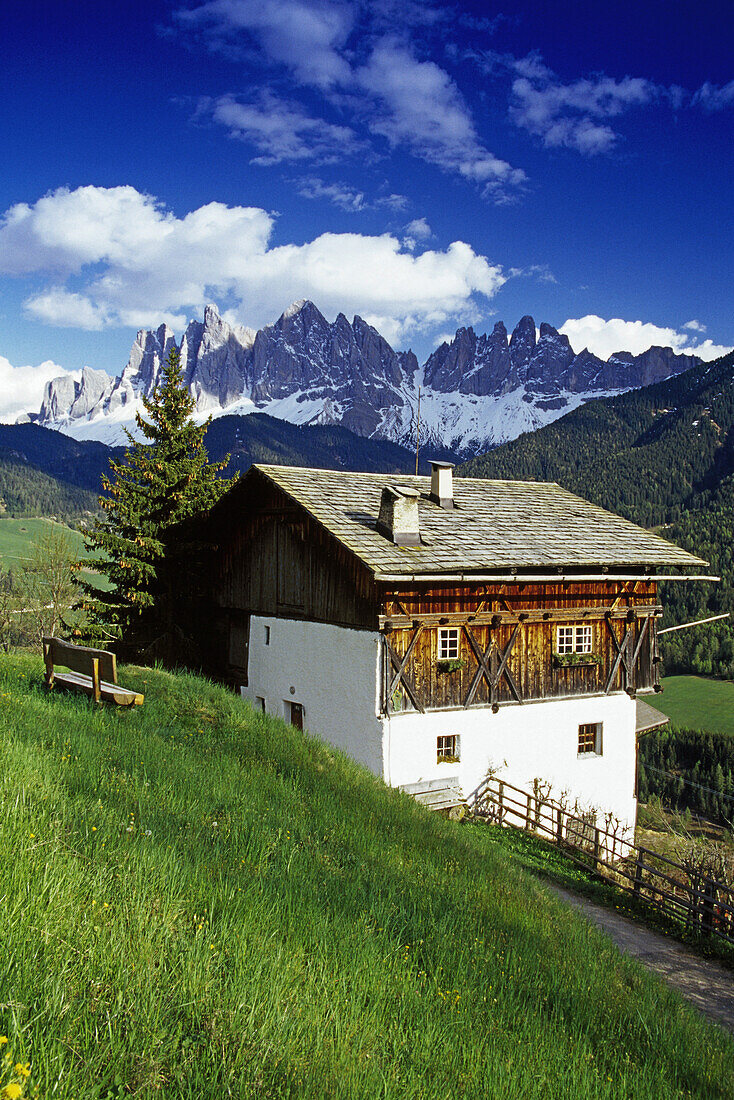 Bauernhof, Blick zu den Geisler Spitzen, Villnößtal, Dolomiten, Südtirol, Italien