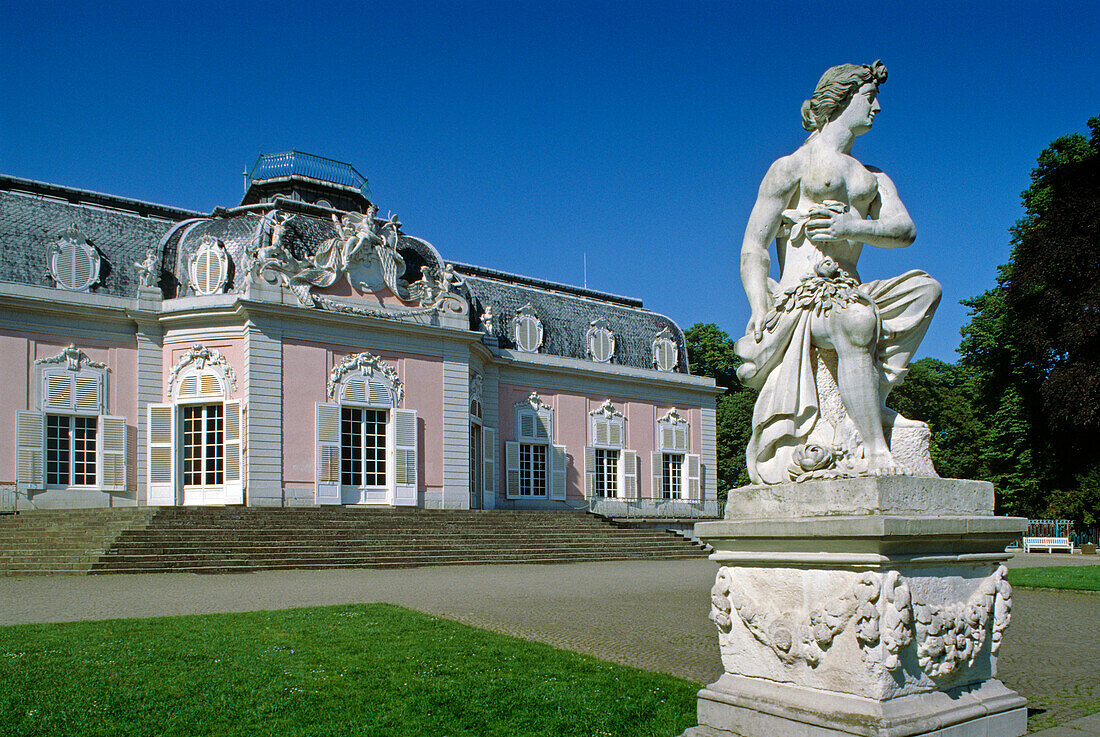Statue an der Gartenfront, Schloss Benrath, Düsseldorf, Niederrhein, Nordrhein Westfalen, Deutschland