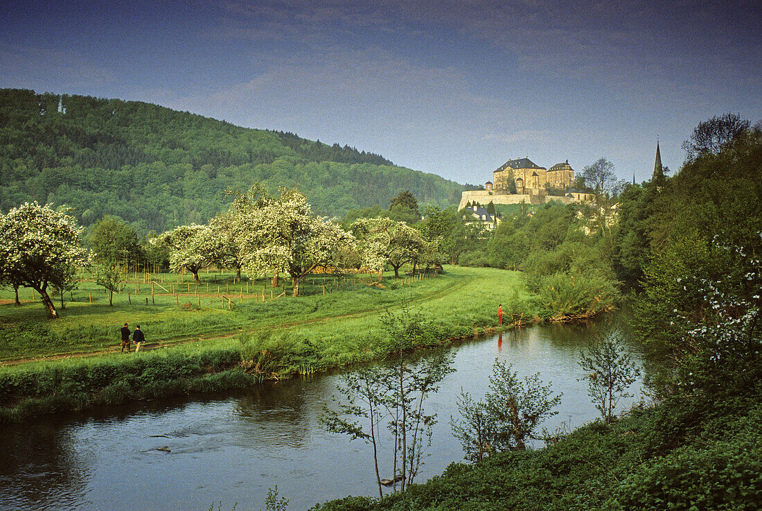 Kylltal am Schloss Malberg bei Kyllburg, Eifel, Rheinland Pfalz, Deutschland