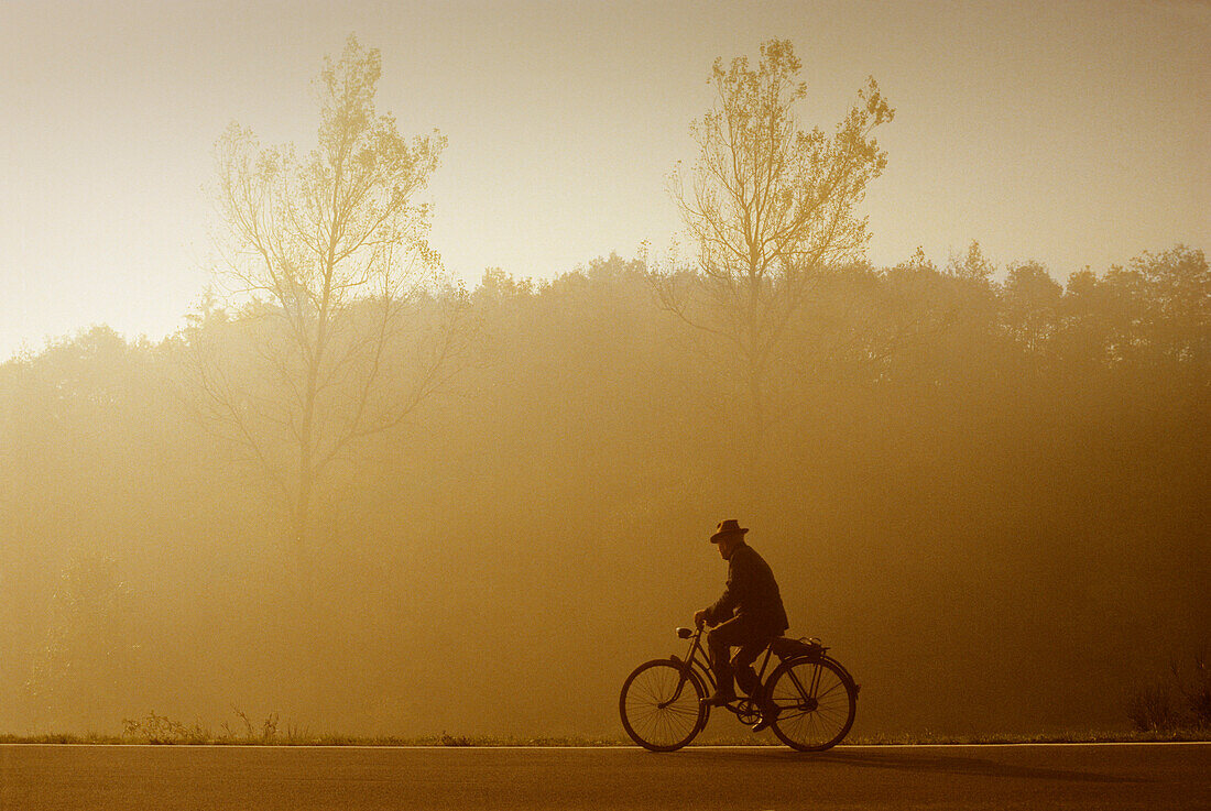 Radfahrer im Tal der Enz, Eifel, Rheinland Pfalz, Deutschland