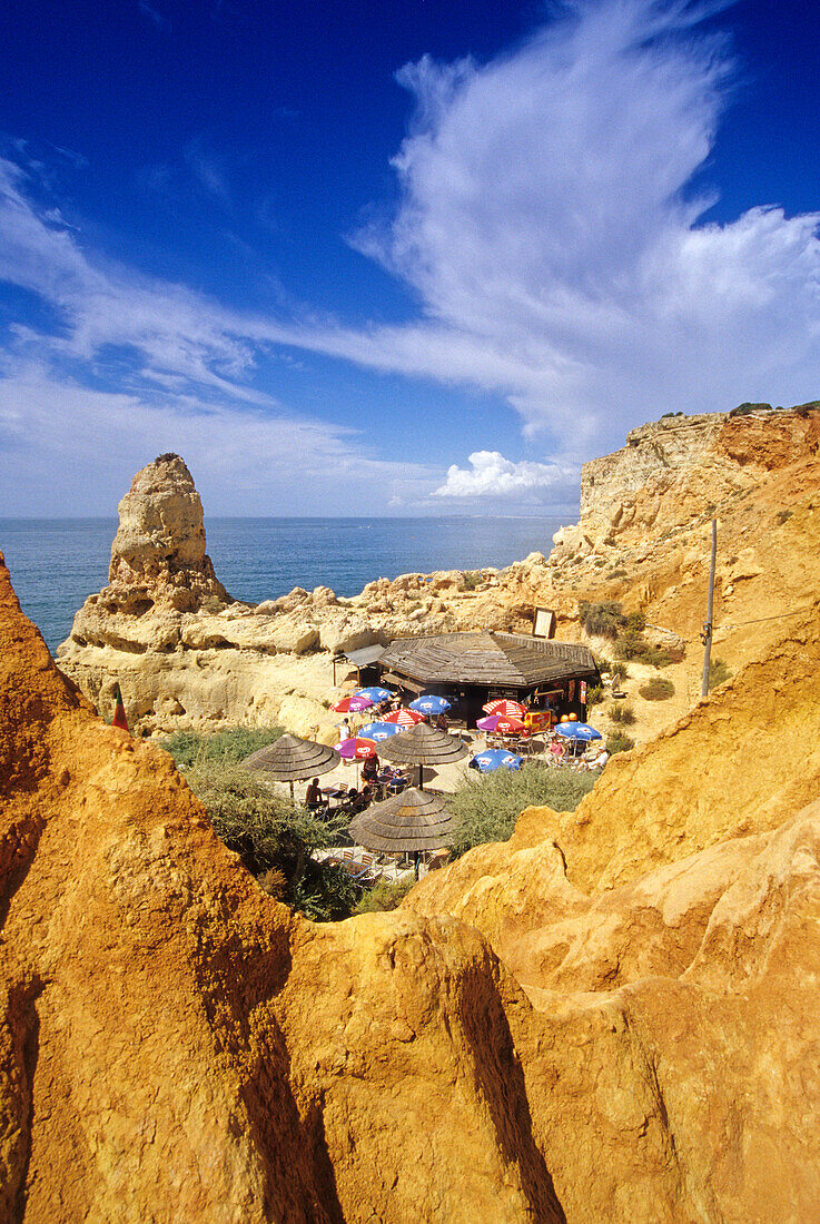 Strandcafe zwischen den Felsen an der Küste, Algar Seco, Algarve, Portugal, Europa