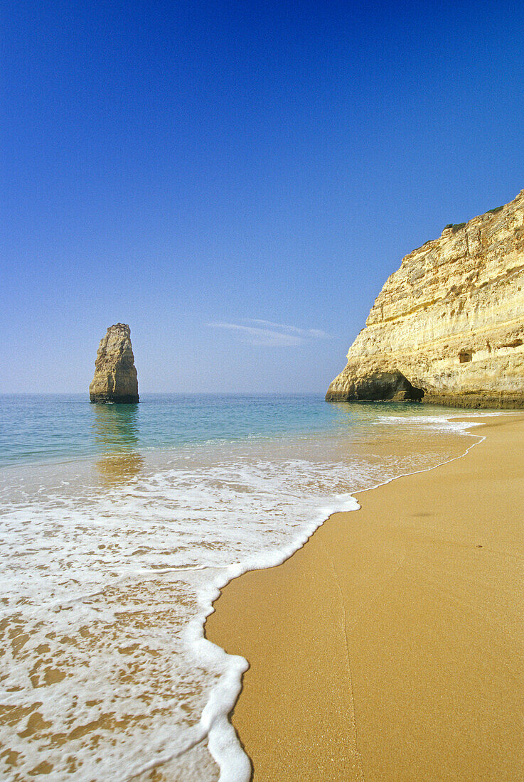 Menschenleerer Strand im Sonnenlicht, Praia do Carvalho, Algarve, Portugal, Europa