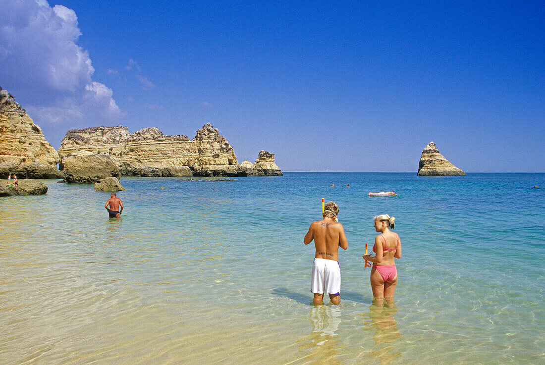 Menschen stehen mit Schnorchel im Wasser, Praia de Dona Ana, Algarve, Portugal, Europa