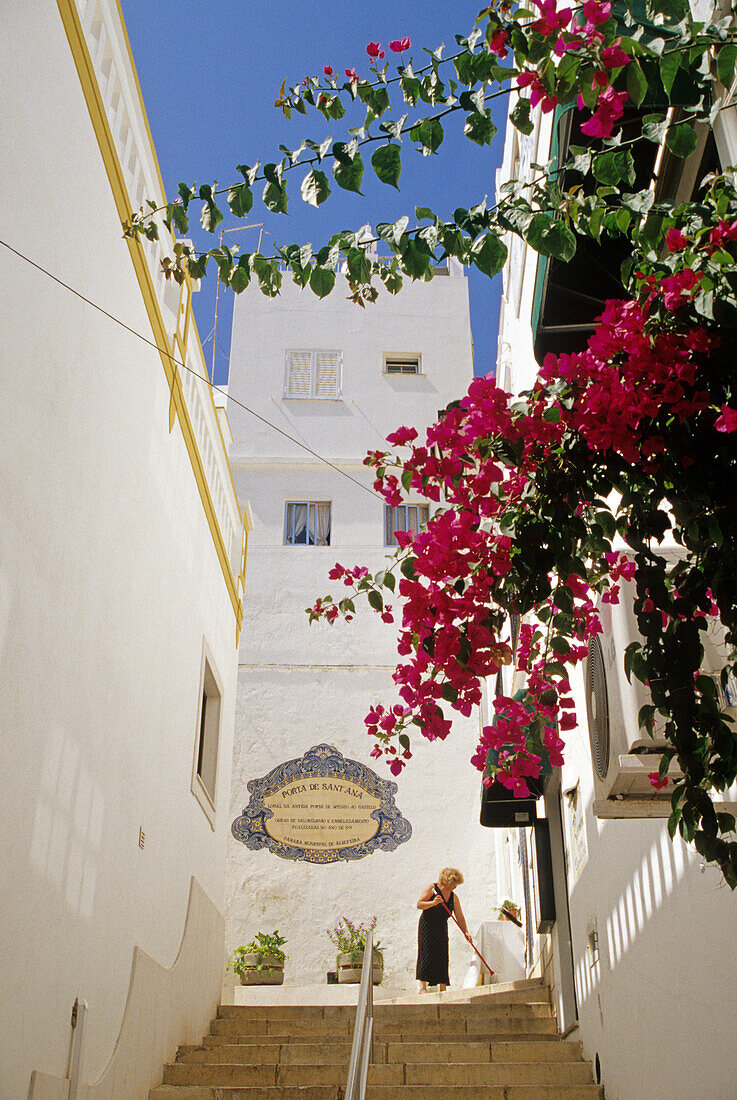 Eine Frau in einer Gasse der Altstadt, Albufeira, Algarve, Portugal, Europa