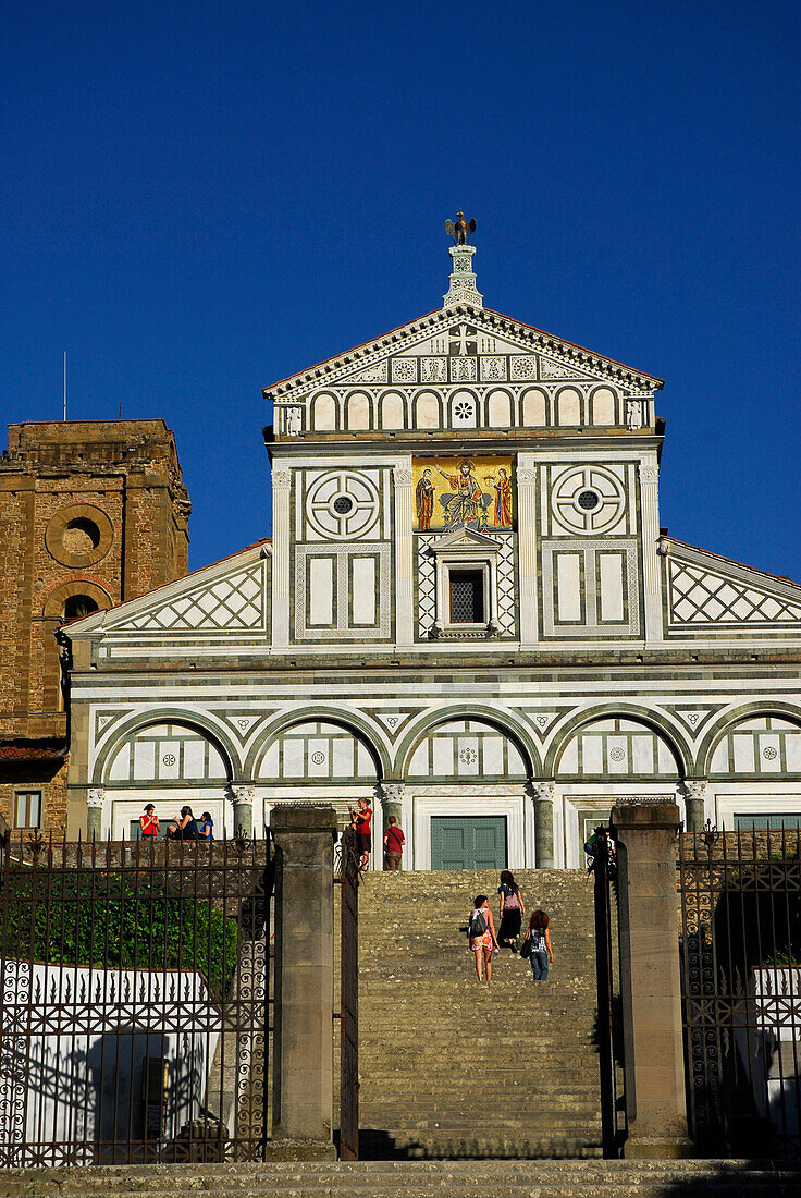 Touristen auf der Treppe vor San Miniato al Monte, Florenz, Toskana, Italien, Europa