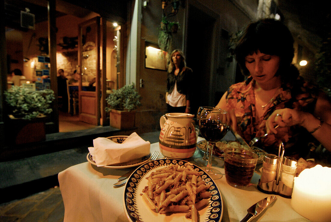 Eine Frau an einem Tisch beim Abendessen, Trattoria al Trebbio, Florenz, Toskana, Italien, Europa