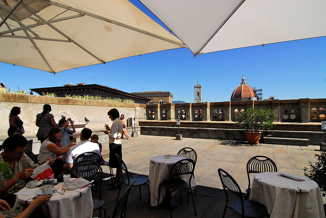 Menschen sitzen auf der Dachterrasse der Uffizien unter Sonnenlschirmen, Florenz, Toskana, Italien, Europa
