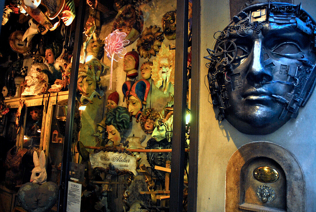 Masken im Schaufenster des Alice Atelier, Via Faenza, Florenz, Toskana, Italien, Europa