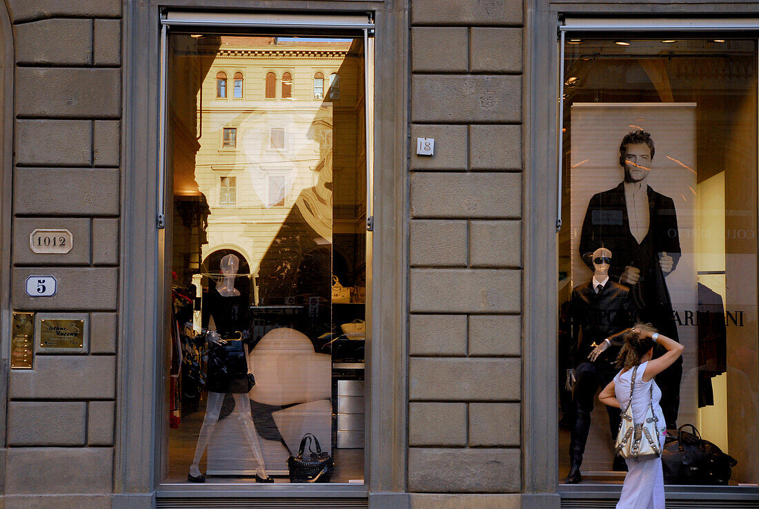 Eine Frau vor dem Schaufenster des Designer Shop von Armani, Florenz, Toskana, Italien, Europa