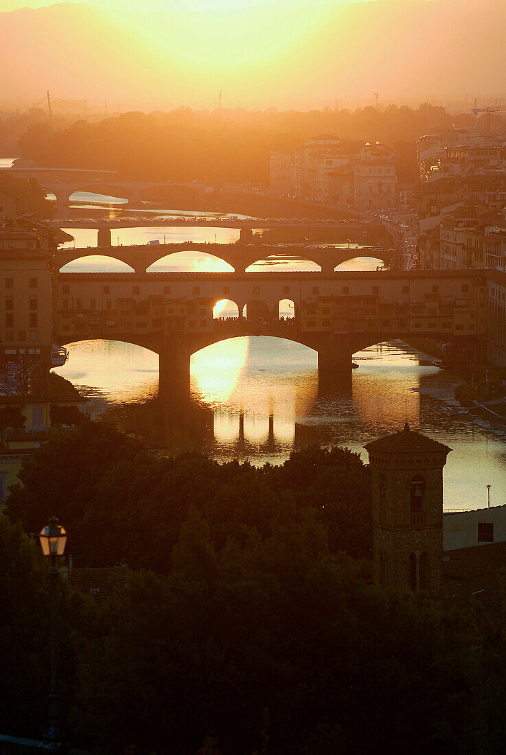 Blick auf die Ponte Vecchio und den Fluss Arno bei Sonnenuntergang, Florenz, Toskana, Italien, Europa