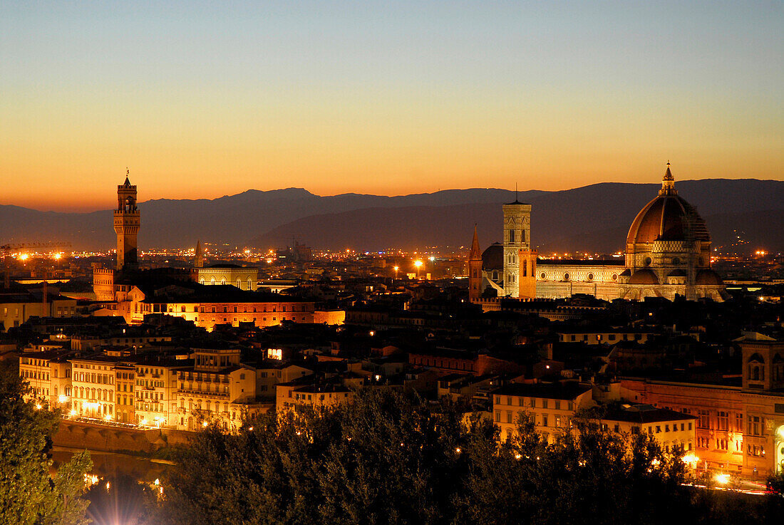 Blick auf Florenz mit Dom und Palazzo Vecchio bei Sonnenuntergang, Florenz, Toskana, Italien, Europa