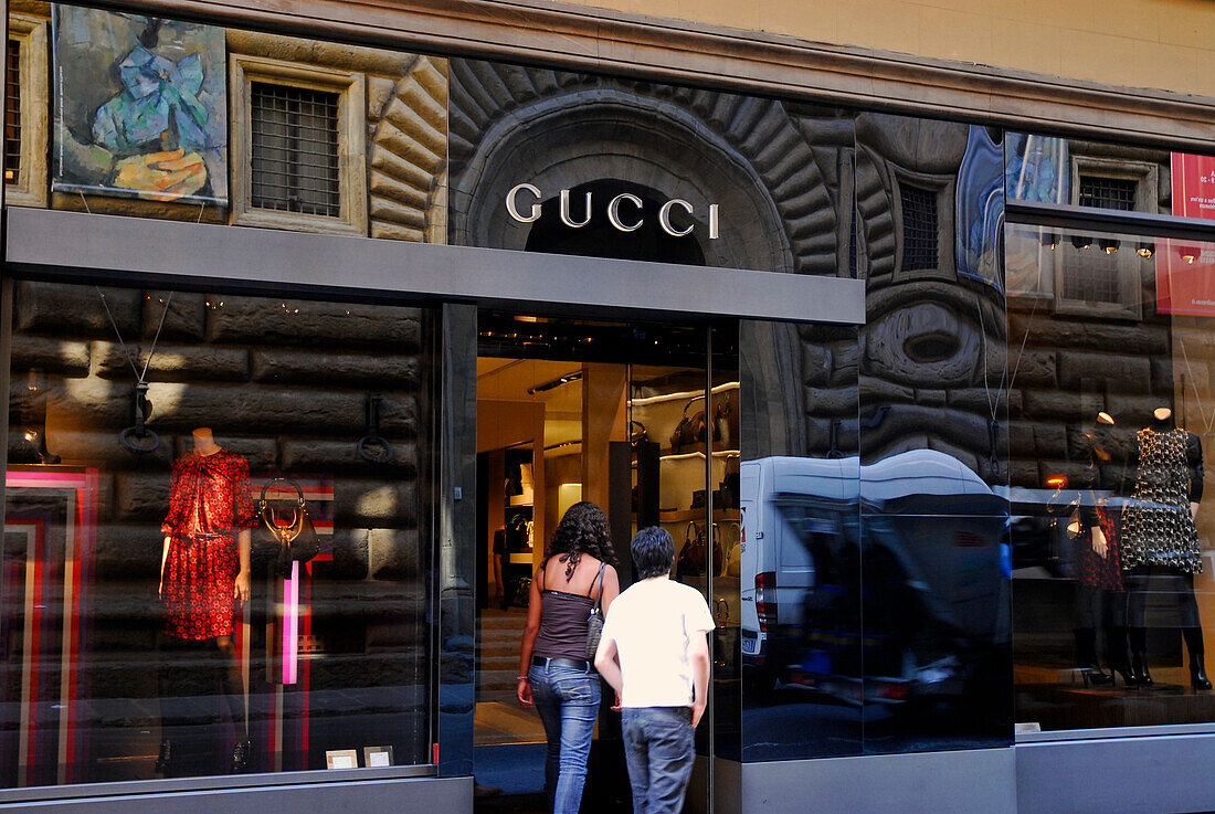 Menschen vor dem Designer Shop Gucci, Via dei Tornabuoni, Florenz, Toskana, Italien, Europa