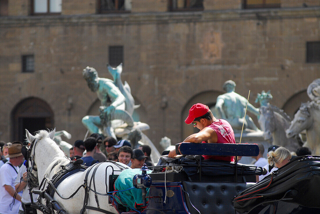 Pferdekutsche und Touristen vor dem Neptunbrunnen, Piazza della Signoria, Florenz, Toskana, Italien, Europa