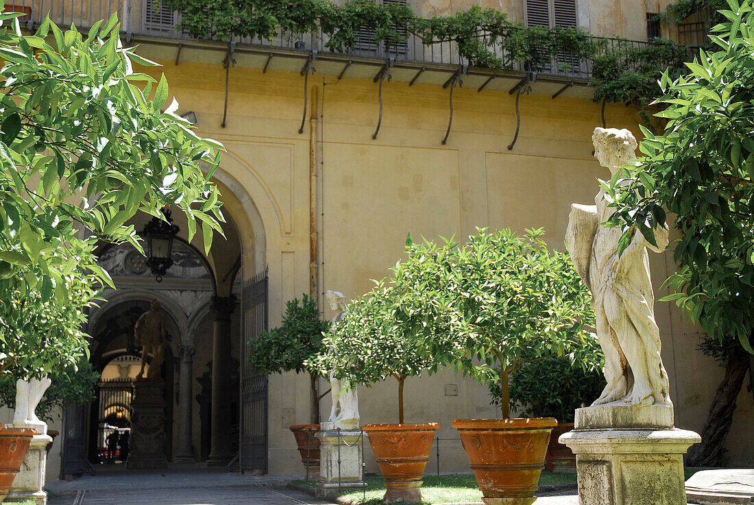 Garden with plants and statue, Palazzo Medici Riccardi, Florence, Tuscany, Italy, Europe