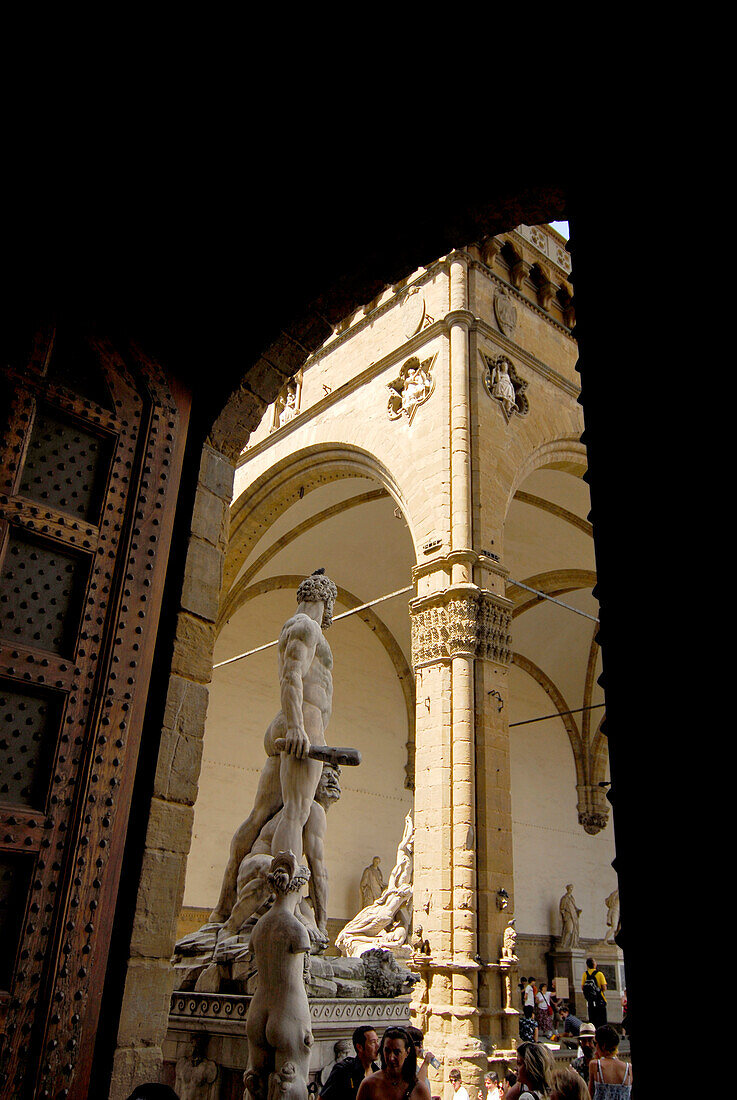 Menschen und Skulpturen an der Loggia delle Signoria, Florenz, Toskana, Italien, Europa