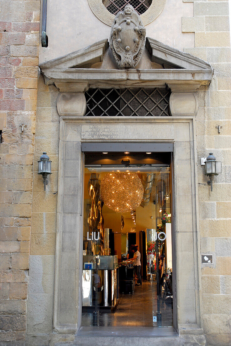 Die moderne Boutique Liujo in einem altem Gebäude, Florenz, Toskana, Italien, Europa