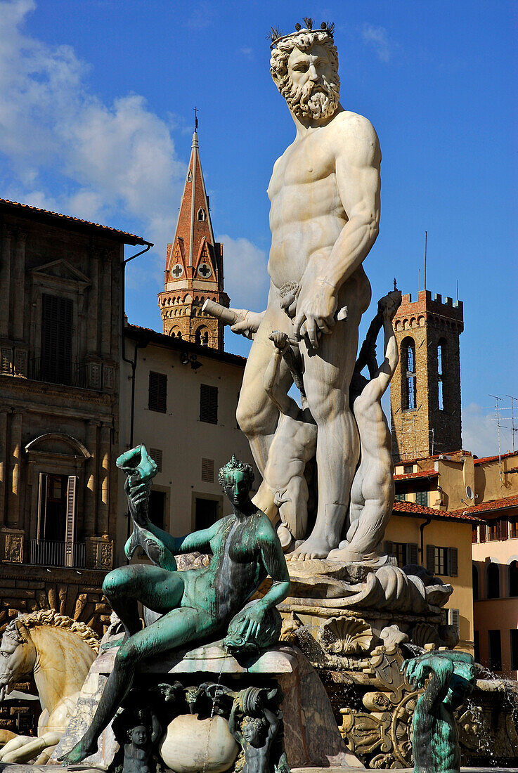 Neptunbrunnen mit Skulpturen im Sonnenlicht, Piazza della Signoria, Florenz, Toskana, Italien, Europa