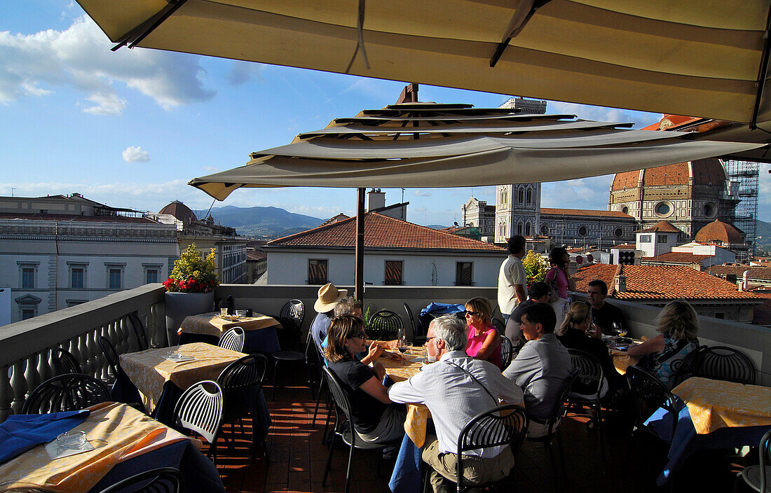 Menschen im Café auf der Dachterrasse des Kaufhauses La Rinascente mit Blick zum Dom, Florenz, Toskana, Italien, Europa