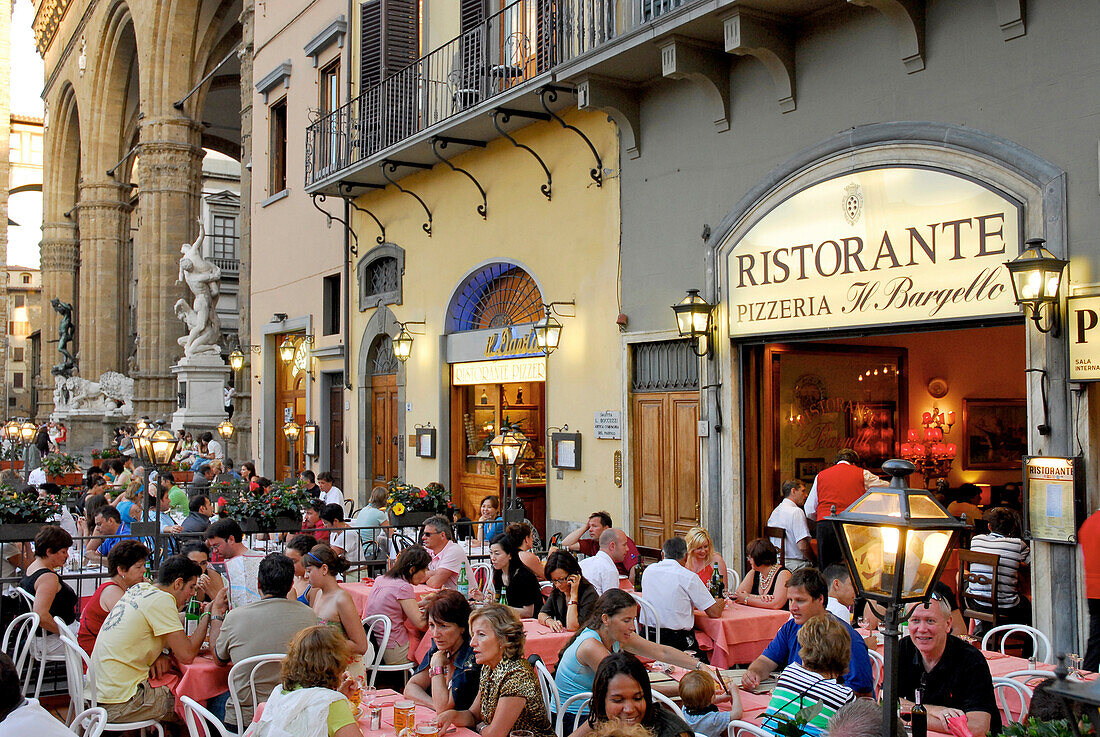 Menschen in einem Restaurant vor der Loggia, Piazza della Signoria, Florenz, Toskana, Italien, Europa