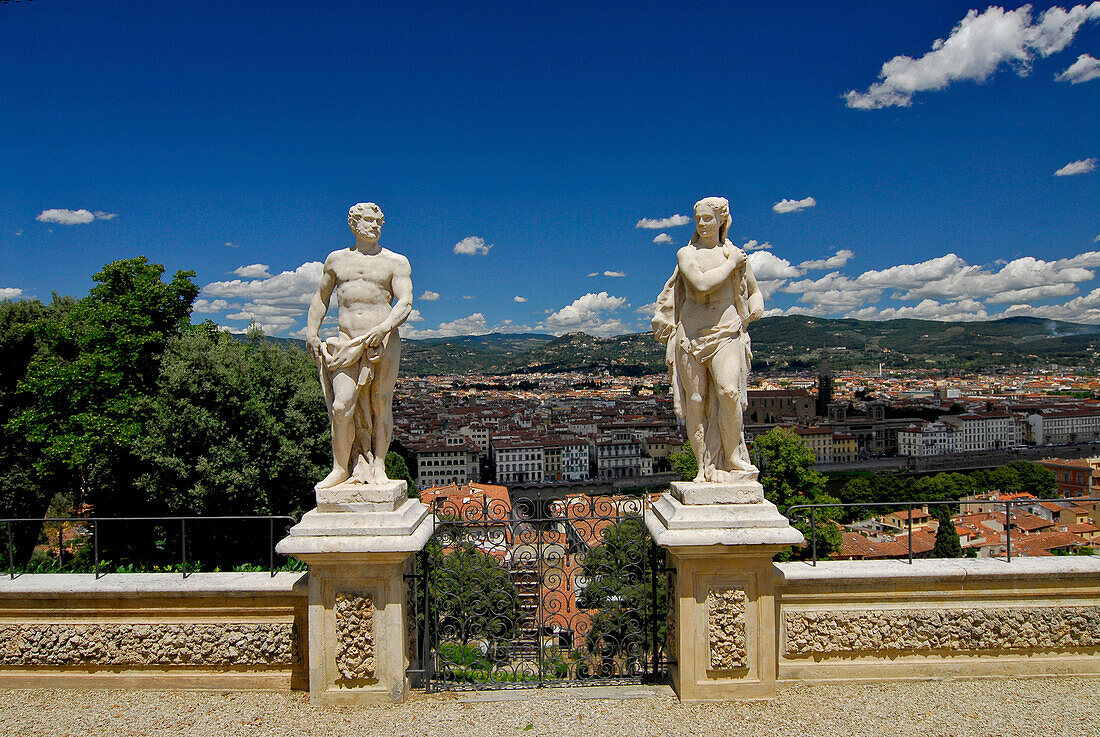 Statuen im Giardino Bardini unter blauem Himmel, Blick über die Stadt, Florenz, Toskana, Italien, Europa