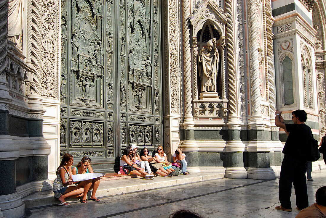 Touristen vor dem Portal des Doms im Sonnenlicht, Florenz, Toskana, Italien, Europa
