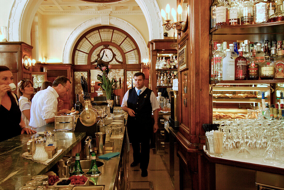 Gäste und ein Kellner an der theke des Gilli Café, Piazza della Republica, Florenz, Toskana, Italien, Europa