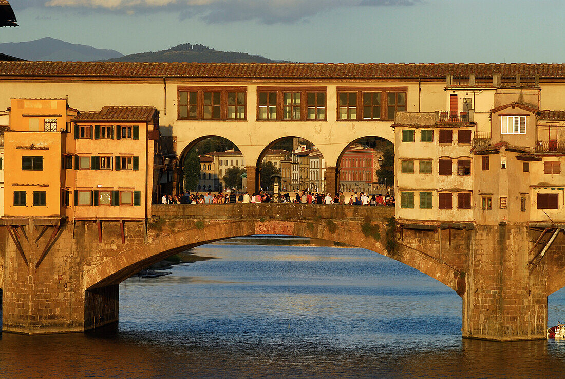Blick auf die Ponte Vecchio im Licht der Abendsonne, Florenz, Toskana, Italien, Europa